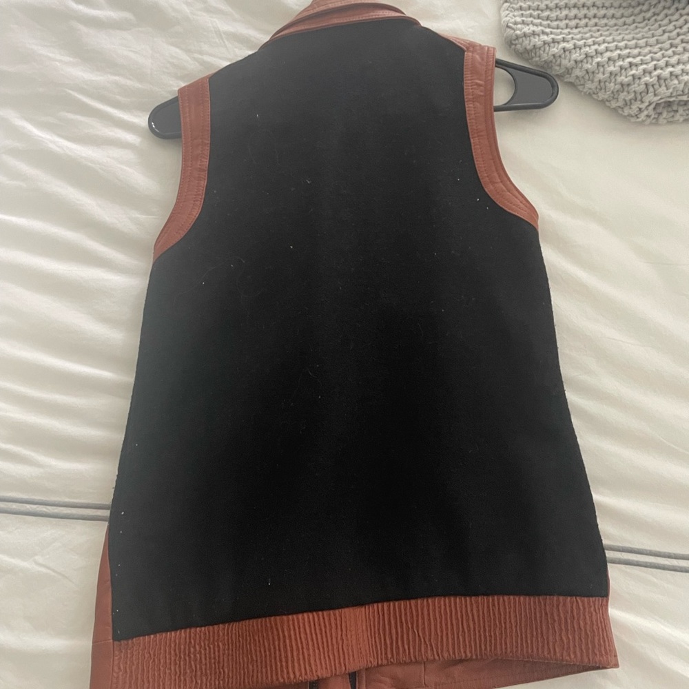 Genuine leather sleeveless jacket